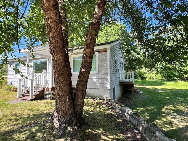 Building Photo - 3 Pine Crest Dr