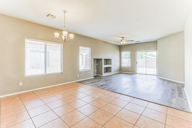 Building Photo - 30225 N Royal Oak Way