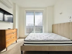 Building Photo - Furnished room/NOT APARTMENT