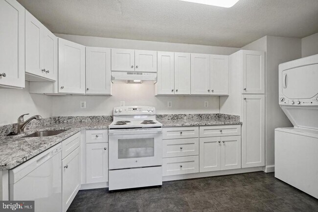 Building Photo - 307 Yoakum Pkwy