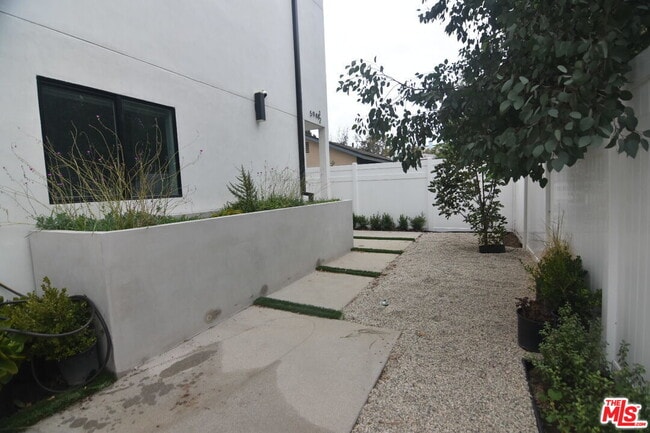 Building Photo - 13822 Oxnard St