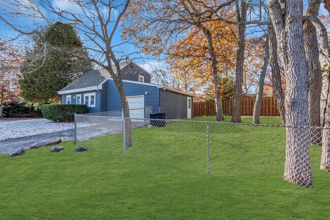 Building Photo - 1741 Lakeside Dr S
