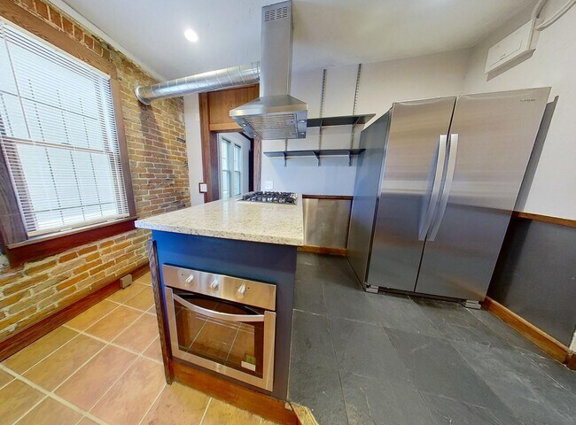 Building Photo - Charming Five Points home only blocks from downtown