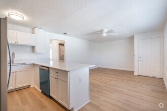 2BD, 1BA - 889SF - Kitchen - Westshore Marina Flats