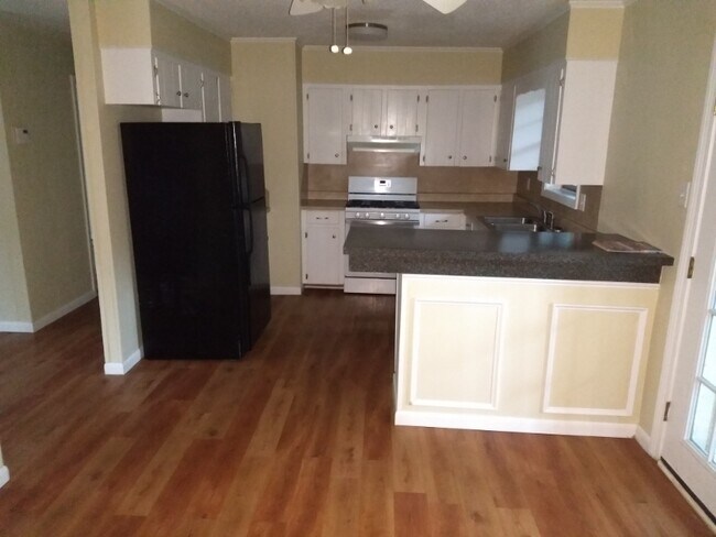Building Photo - 307 Holly Ridge Dr