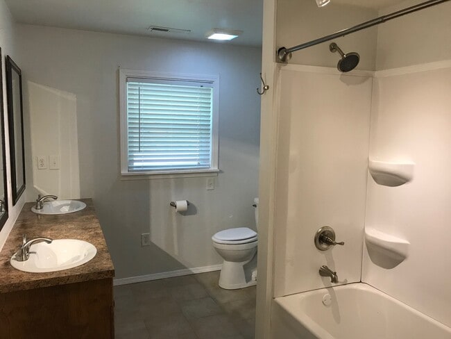Building Photo - Country living close to town -814 CR 450