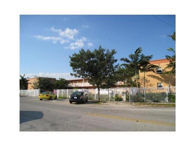 Building Photo - Your Dream Apartment Awaits in Hialeah