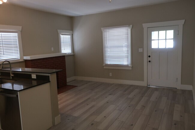 Building Photo - Charming Duplex Apartment in Historic U of...