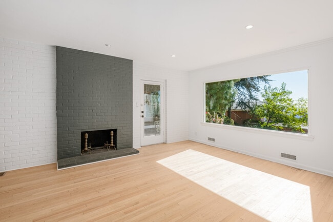Building Photo - 1312 Larrabee St