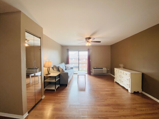 Building Photo - 800 N Lakeside Dr
