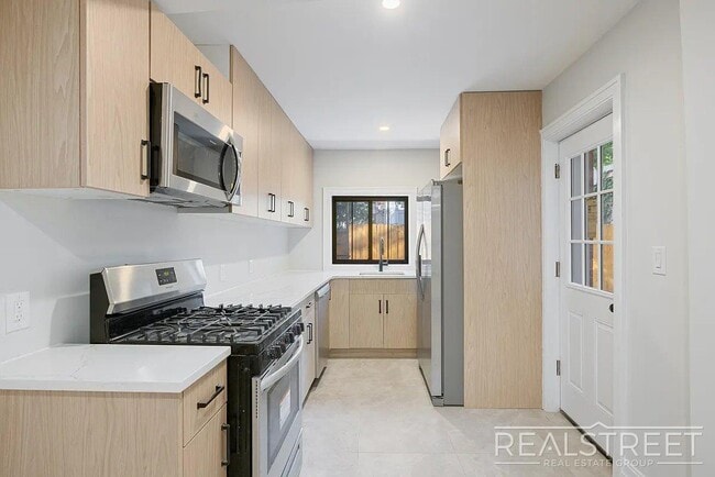 Building Photo - Stunning Spacious 2 Bed Garden Apt!
