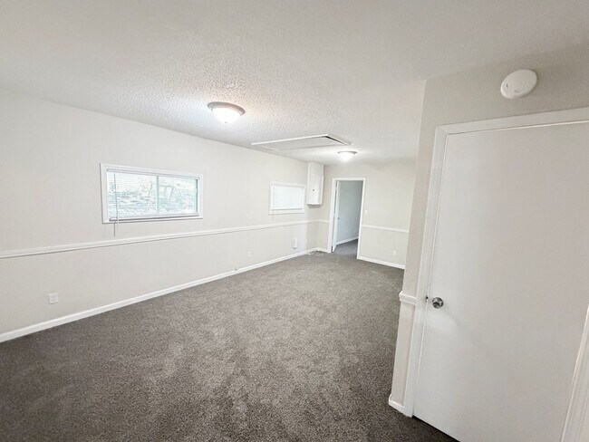 Foto del edificio - 6534 Kimball Ave