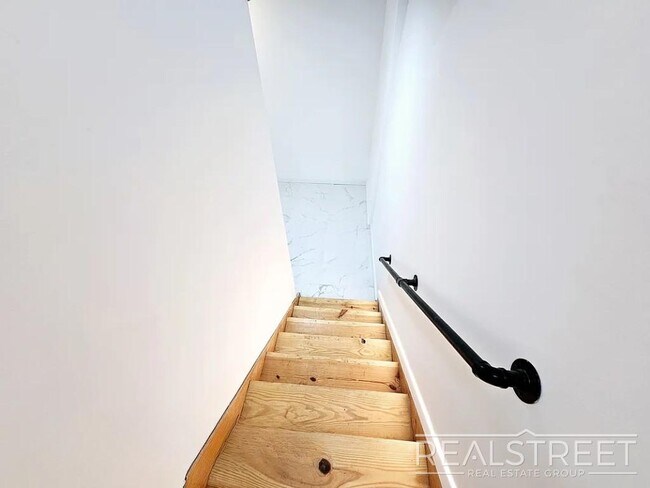 Building Photo - Massive 3,000+ Sq Ft 4BD/2BA Duplex with H...