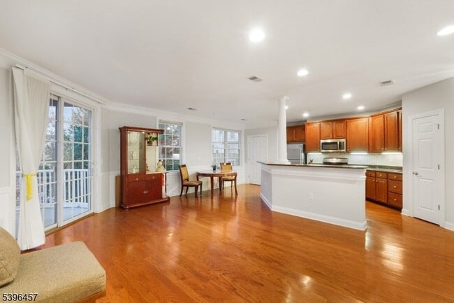 Building Photo - 265 Victoria Dr