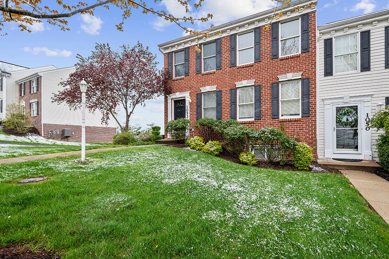 1052 Woodlawn Dr, Canonsburg, PA 15317 Townhome Rentals in Canonsburg