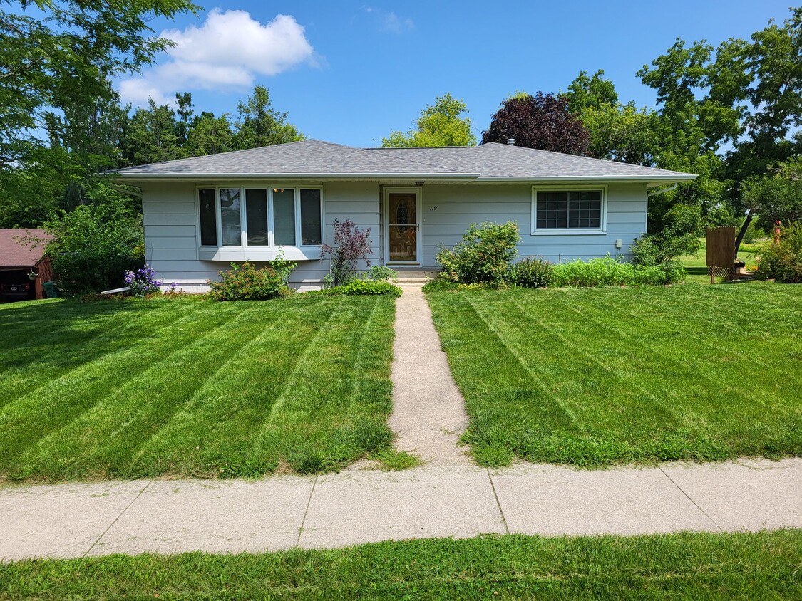 Primary Photo - 119 Mathews Dr