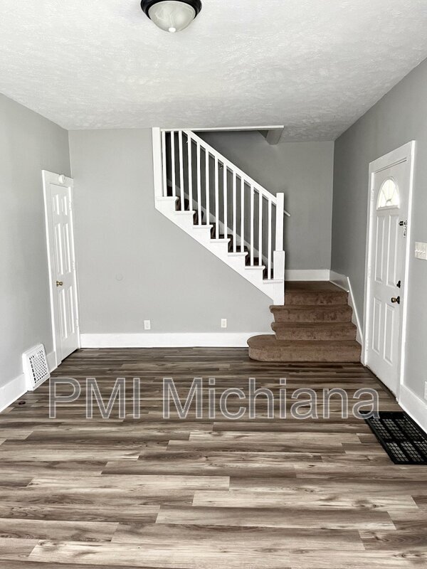 Building Photo - 737 S Ironwood Dr