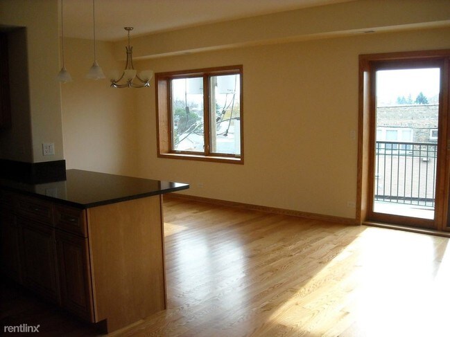 Building Photo - 2 br, 2 bath  - 5761 W Higgins Ave