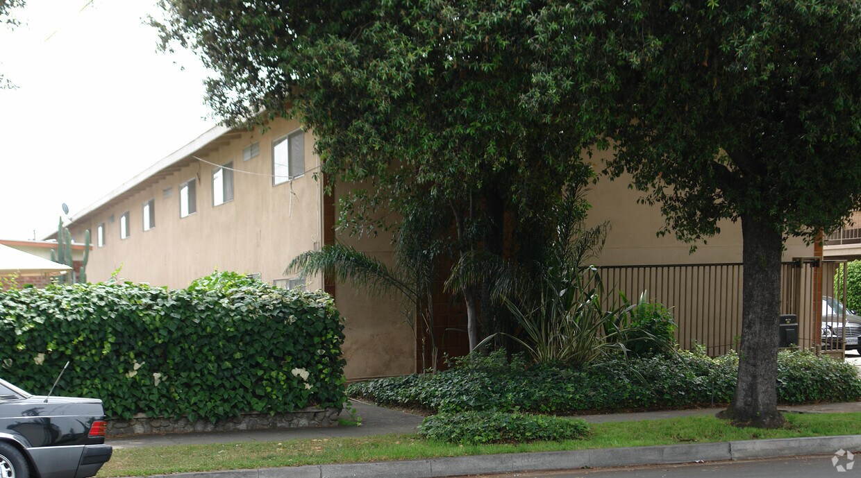 Building Photo - 108-118 Grand Oaks Ave