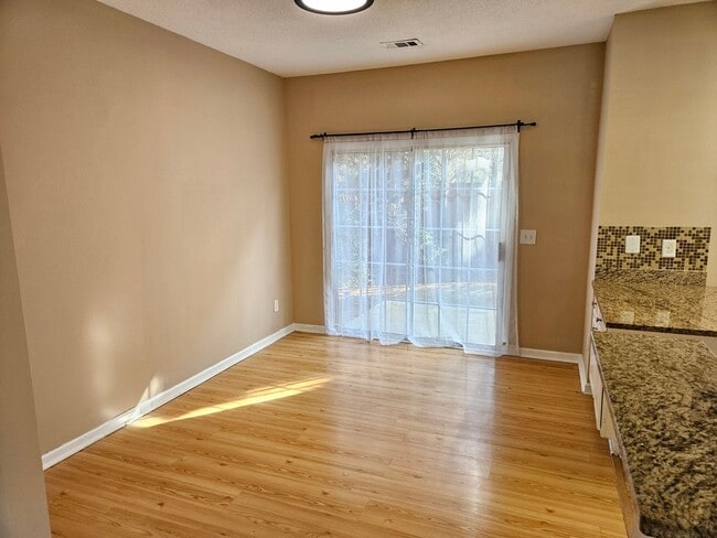 Building Photo - Rare 3 bed 2.5 bath Townhome located in Marietta