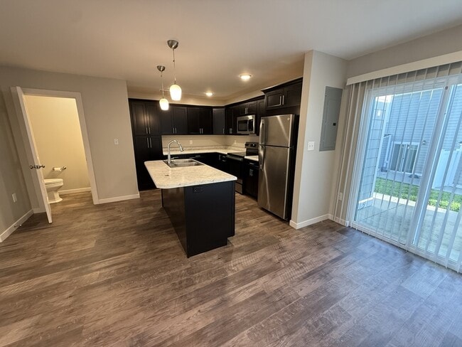 Foto del edificio - 408 Creekview Dr