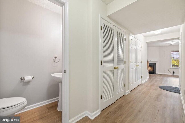 Foto del edificio - 8220 Ramseur Pl