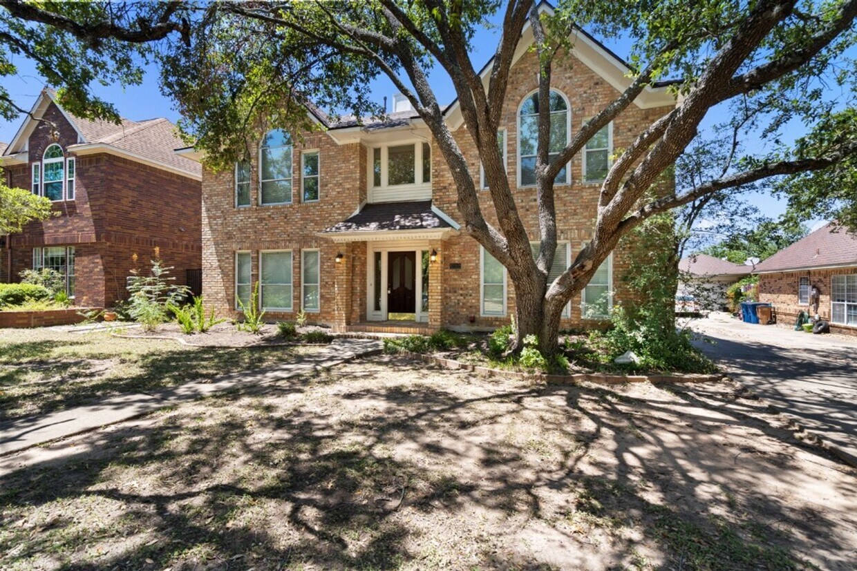 Foto principal - Move-in Ready 5 Bedroom, 3.5 Bathroom home...