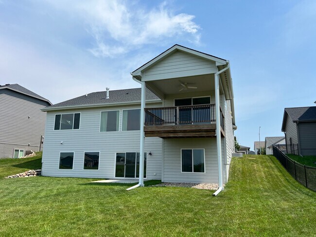 Building Photo - 460 NW Gracewood Dr