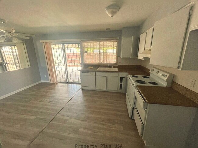 Foto del edificio - "Charming 2-Bed, 2-Bath Oasis in Phoenix – Cozy Comfort Awaits!"