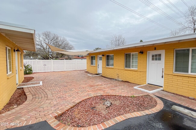 Building Photo - 1219 S Farmer Ave