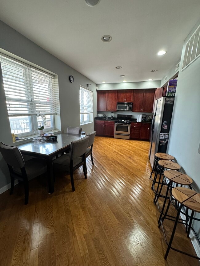 Kitchen - 1906 W Estes Ave
