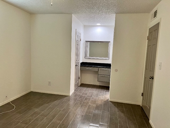 Building Photo - 10434 Seawood Dr