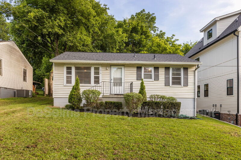Photo - 916 Douglas Avenue
