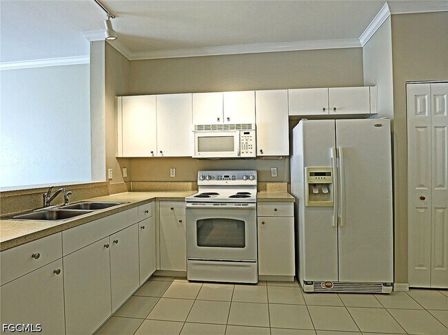 Building Photo - 3647 Pine Oak Cir