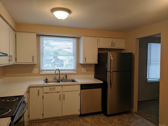 Building Photo - Beautiful Bi-Level Home
