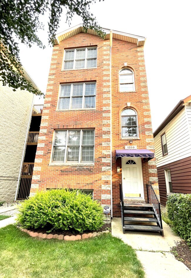 Building Photo - 1359 W Hubbard St