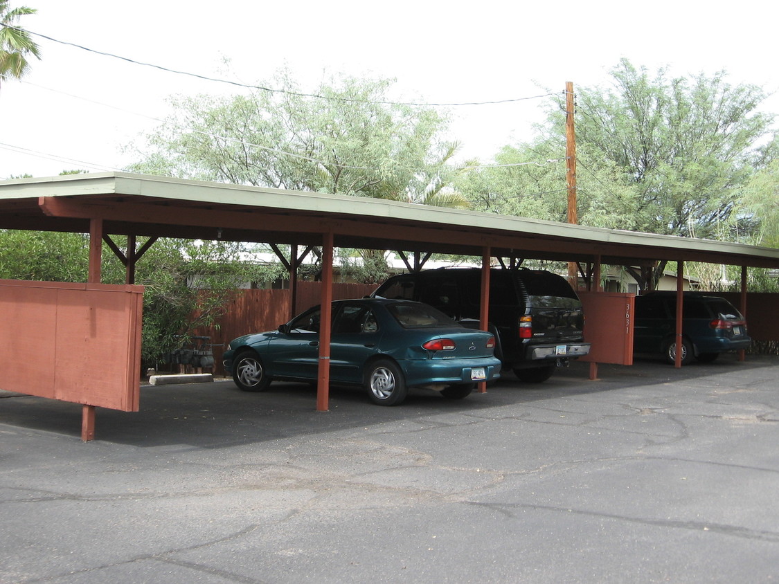 Carports - Flower Apartments