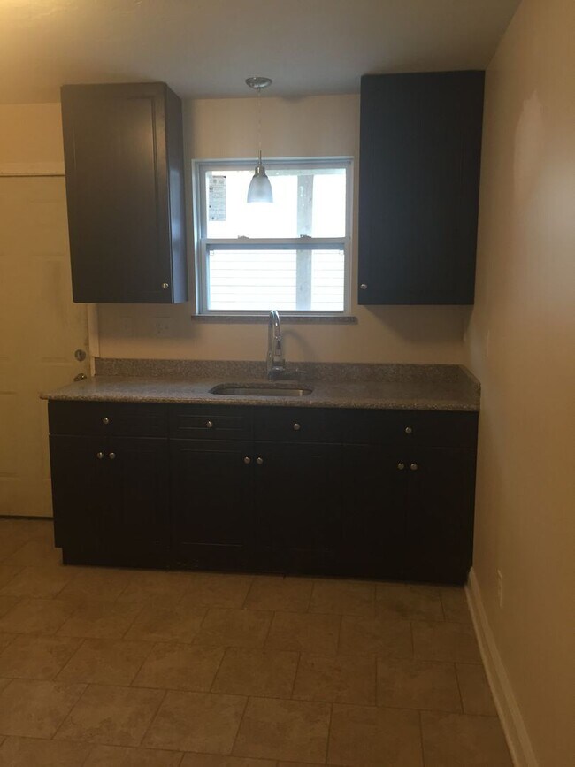 Foto del edificio - EXTREMELY SPACIOUS AND REMARKABLY REMODELED NORTHSIDE HOME- AVAIL NOW!