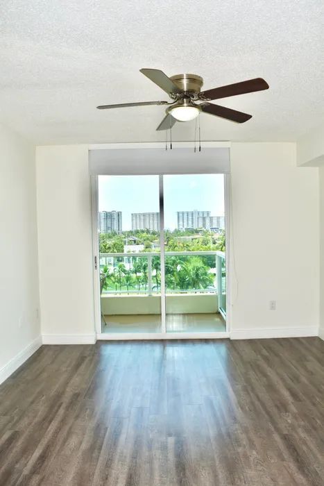 Foto del edificio - 16900 N Bay Rd