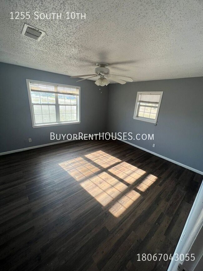 Building Photo - RENT is $975+ Pay $0 deposit at Move-In (S...