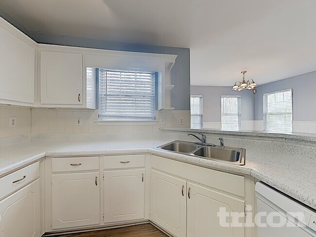 Building Photo - 162 Robbens Dr