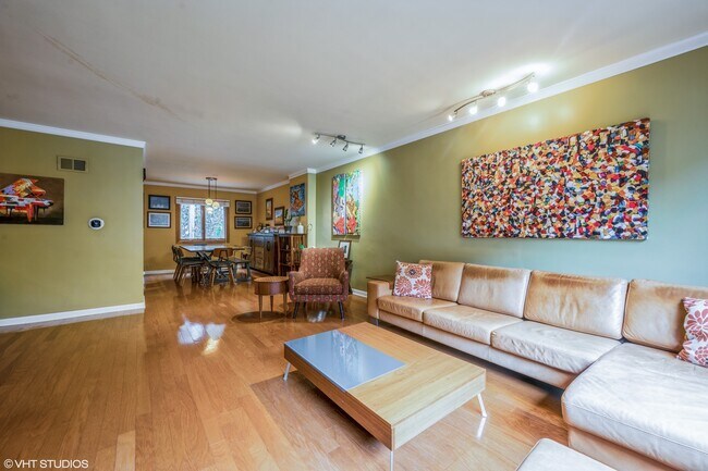 Foto del edificio - 3542 N Pine Grove Ave