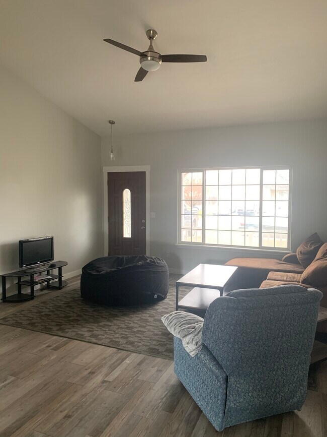 Foto del edificio - 1855 W Ridge Pointe Ave