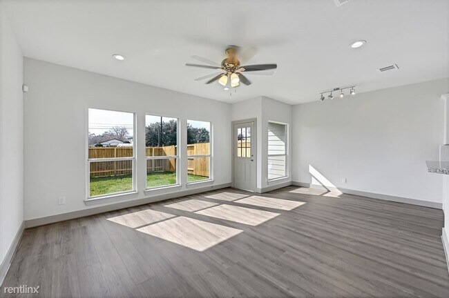 Building Photo - 3 br, 2.5 bath Duplex - 4610 Redbud Street A