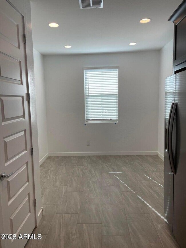 Foto del edificio - 16828 W Evergreen Rd