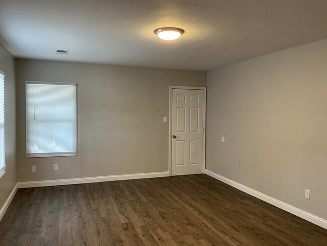 Building Photo - 121 Iris Dr