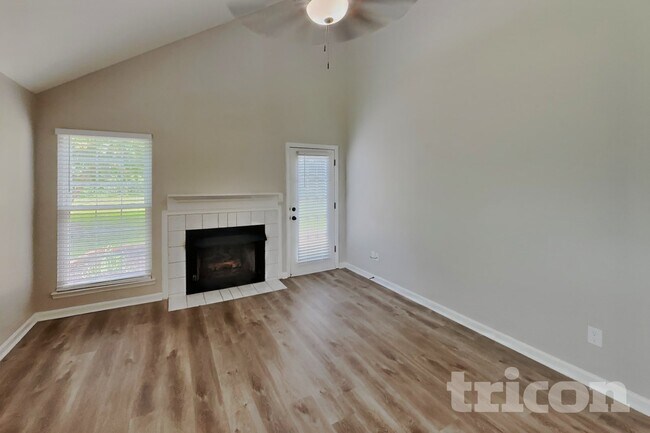 Foto del edificio - 2701 Riverbend Dr