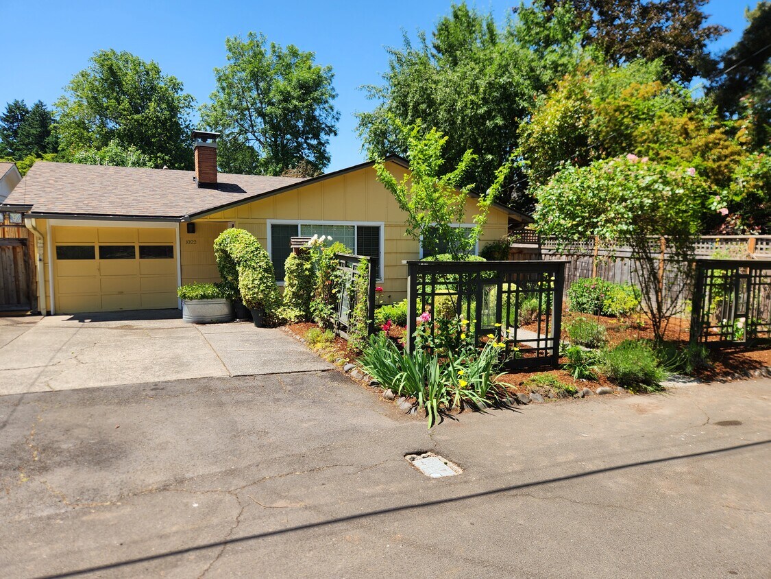 Primary Photo - 1022 Yates St