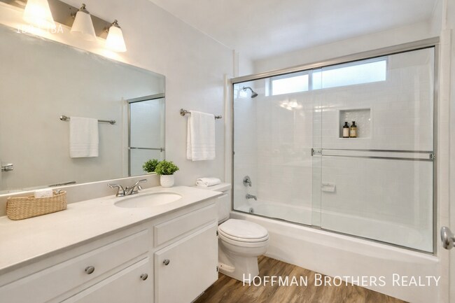 Building Photo - 10537 Rose Ave