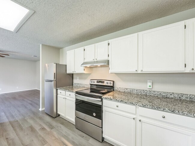 Foto del edificio - 3 bedroom, 2 1/2 bathroom, 2575 sqft Singl...